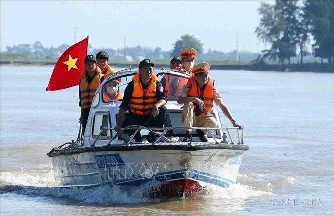 Lực lượng CSCĐ phối hợp với lực lượng CSGT đường thuỷ, Công an tỉnh Nghệ An tuần tra, kiểm soát trên sông Lam (Bến Thuỷ, thành phố Vinh). Ảnh: Phạm Kiên - TTXVN