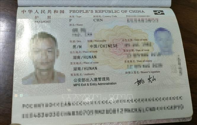 Hộ chiếu của nam hành khách Trung Quốc có hành vi hút thuốc trong chuyến bay từ Hà Nội tới Cần Thơ. Ảnh: TTXVN phát
