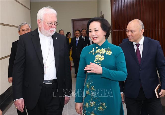 Minister of Home Affairs Pham Thi Thanh Tra receives Archbishop Paul Richard Gallagher. VNA Photo: Văn Điệp 