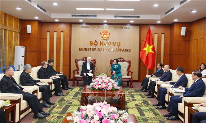 Minister of Home Affairs Pham Thi Thanh Tra receives Archbishop Paul Richard Gallagher. VNA Photo: Văn Điệp 