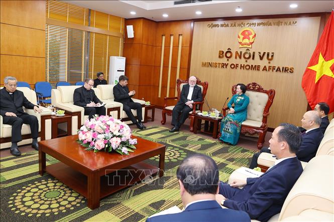 Minister of Home Affairs Pham Thi Thanh Tra receives Archbishop Paul Richard Gallagher. VNA Photo: Văn Điệp 
