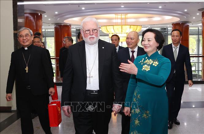 Minister of Home Affairs Pham Thi Thanh Tra receives Archbishop Paul Richard Gallagher. VNA Photo: Văn Điệp 