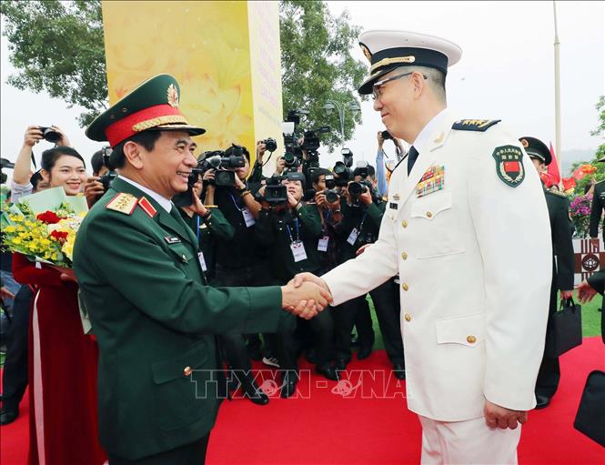 Đại tướng Phan Văn Giang, Bộ trưởng Quốc phòng Việt Nam đón Thượng tướng Đổng Quân, Bộ trưởng Quốc phòng Trung Quốc tại Cửa khẩu quốc tế Lào Cai. Ảnh: Trọng Đức - TTXVN