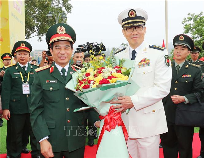 Đại tướng Phan Văn Giang, Bộ trưởng Quốc phòng Việt Nam đón Thượng tướng Đổng Quân, Bộ trưởng Quốc phòng Trung Quốc tại Cửa khẩu quốc tế Lào Cai. Ảnh: Trọng Đức - TTXVN