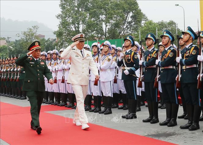 Bộ trưởng Quốc phòng Phan Văn Giang và Bộ trưởng Quốc phòng Trung Quốc Đổng Quân duyệt Đội danh dự QĐND Việt Nam tại Lễ đón. Ảnh: Trọng Đức - TTXVN