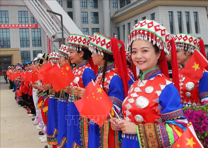 Nhân dân các dân tộc Trung Quốc tại chương trình Giao lưu Hữu nghị quốc phòng biên giới Việt Nam - Trung Quốc lần thứ 8. Ảnh: Trọng Đức - TTXVN