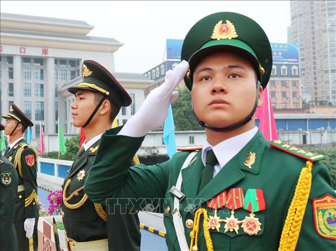 Sĩ quan QĐND Việt Nam và Trung Quốc tại lễ đón hai Bộ trưởng Quốc phòng Việt Nam và Trung Quốc. Ảnh: Trọng Đức - TTXVN
