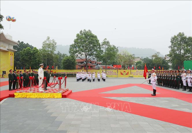 Bộ trưởng Quốc phòng Phan Văn Giang và Bộ trưởng Quốc phòng Trung Quốc duyệt Đội danh dự QĐND Việt Nam tại Lễ đón. Ảnh: Trọng Đức - TTXVN