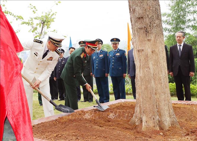 Đại tướng Phan Văn Giang, Bộ trưởng Quốc phòng Việt Nam và Thượng tướng Đổng Quân, Bộ trưởng Quốc phòng Trung Quốc trồng cây lưu niệm tại Cửa khẩu quốc tế Lào Cai. Ảnh: Trọng Đức - TTXVN