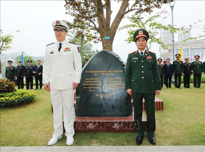 Đại tướng Phan Văn Giang, Bộ trưởng Quốc phòng Việt Nam và Thượng tướng Đổng Quân, Bộ trưởng Quốc phòng Trung Quốc trồng cây lưu niệm tại Cửa khẩu quốc tế Lào Cai. Ảnh: Trọng Đức - TTXVN