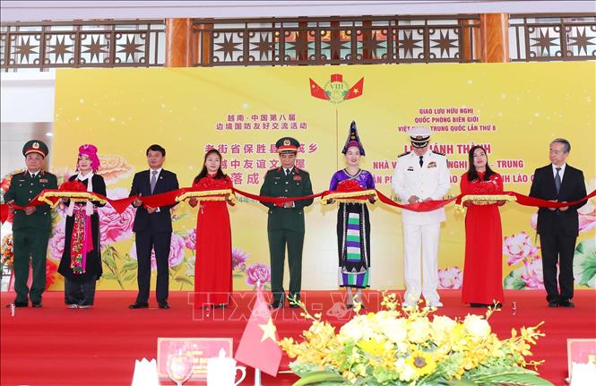 Đại tướng Phan Văn Giang, Bộ trưởng Quốc phòng Việt Nam và Thượng tướng Đổng Quân, Bộ trưởng Quốc phòng Trung Quốc và các đại biểu cắt băng khánh thành Nhà văn hóa Hữu nghị Việt Nam -  Trung Quốc tại bản Phiệt, huyện Bảo Thắng (Lào Cai). Ảnh: Trọng Đức - TTXVN