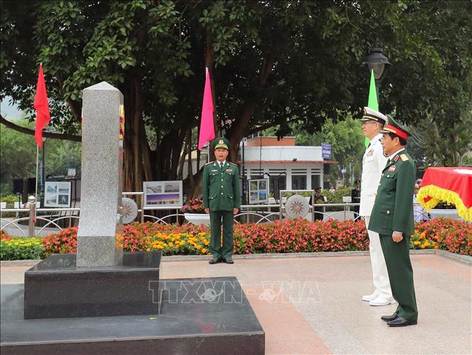 Đại tướng Phan Văn Giang, Bộ trưởng Quốc phòng Việt Nam và Thượng tướng Đổng Quân, Bộ trưởng Quốc phòng Trung Quốc chào cột mốc biên giới tại Cửa khẩu quốc tế Lào Cai. Ảnh: Trọng Đức - TTXVN