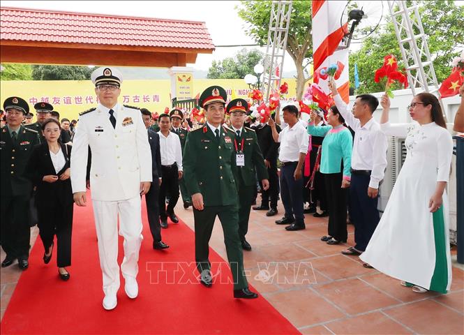 Đại tướng Phan Văn Giang, Bộ trưởng Quốc phòng Việt Nam và Thượng tướng Đổng Quân, Bộ trưởng Quốc phòng Trung Quốc dự lễ khánh thành Nhà văn hóa Hữu nghị Việt Nam -  Trung Quốc tại bản Phiệt, huyện Bảo Thắng (Lào Cai). Ảnh: Trọng Đức - TTXVN