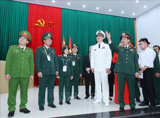 Đại tướng Phan Văn Giang, Bộ trưởng Quốc phòng Việt Nam và Thượng tướng Đổng Quân, Bộ trưởng Quốc phòng Trung Quốc tham quan nhà văn hóa bản Phiệt, huyện Bảo Thắng (Lào Cai). Ảnh: Trọng Đức - TTXVN