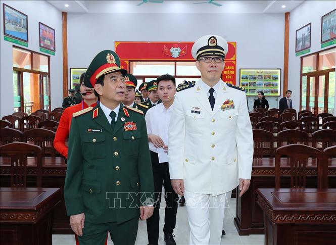 Đại tướng Phan Văn Giang, Bộ trưởng Quốc phòng Việt Nam và Thượng tướng Đổng Quân, Bộ trưởng Quốc phòng Trung Quốc tham quan nhà văn hóa bản Phiệt, huyện Bảo Thắng (Lào Cai). Ảnh: Trọng Đức - TTXVN