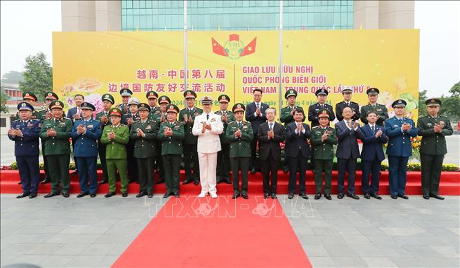 Đại tướng Phan Văn Giang, Bộ trưởng Quốc phòng Việt Nam, Thượng tướng Đổng Quân, Bộ trưởng Quốc phòng Trung Quốc và quan chức quốc phòng hai nước sau lễ đón tại Cửa khẩu quốc tế Lào Cai. Ảnh: Trọng Đức - TTXVN