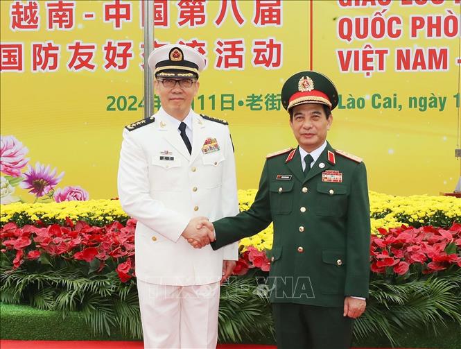 Đại tướng Phan Văn Giang, Bộ trưởng Quốc phòng Việt Nam, Thượng tướng Đổng Quân, Bộ trưởng Quốc phòng Trung Quốc sau lễ đón tại Cửa khẩu quốc tế Lào Cai. Ảnh: Trọng Đức - TTXVN
