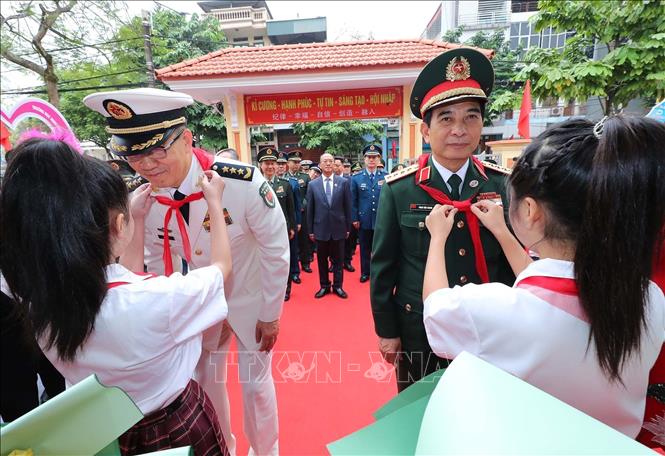 Học sinh Trường Tiểu học Kim Đồng (thành phố Lào Cai) đón Bộ trưởng Quốc phòng Phan Văn Giang và Bộ trưởng Quốc phòng Trung Quốc Đổng Quân đến thăm. Ảnh: Trọng Đức - TTXVN