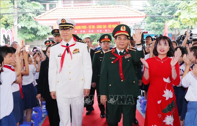  Bộ trưởng Quốc phòng Phan Văn Giang và Bộ trưởng Quốc phòng Trung Quốc Đổng Quân thăm Trường Tiểu học Kim Đồng (thành phố Lào Cai). Ảnh: Trọng Đức - TTXVN