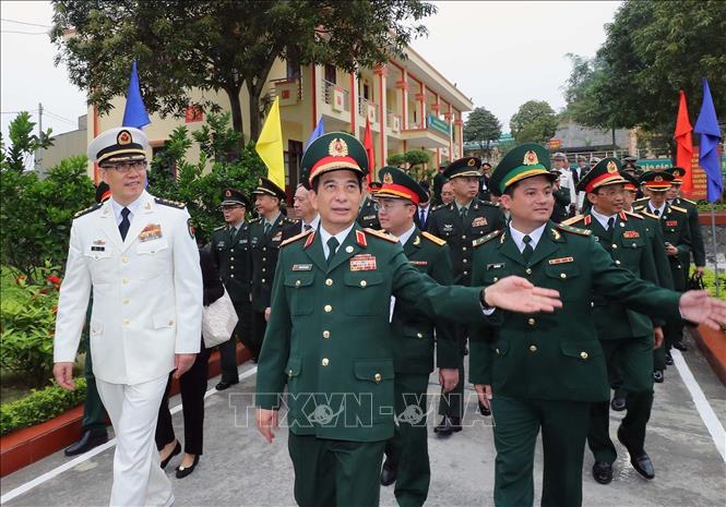 Bộ trưởng Quốc phòng Phan Văn Giang và Bộ trưởng Quốc phòng Trung Quốc Đổng Quân cùng đại biểu hai nước thăm Đồn Biên phòng Cửa khẩu quốc tế Lào Cai. Ảnh: Trọng Đức - TTXVN