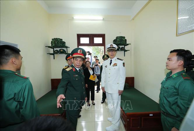 Bộ trưởng Quốc phòng Phan Văn Giang và Bộ trưởng uốc phòng Trung Quốc Đổng Quân thăm khu ăn nghỉ, sinh hoạt của chiến sĩ Đồn Biên phòng Cửa khẩu quốc tế Lào Cai. Ảnh: Trọng Đức - TTXVN