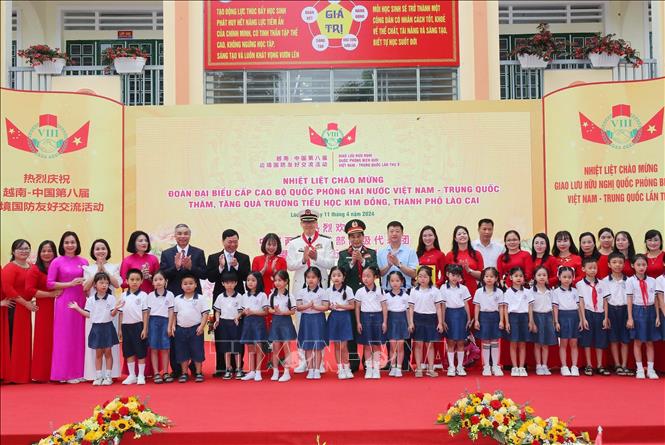 Bộ trưởng Quốc phòng Phan Văn Giang và Bộ trưởng Quốc phòng Trung Quốc Đổng Quân với thầy và trò Trường Tiểu học Kim Đồng (thành phố Lào Cai). Ảnh: Trọng Đức - TTXVN