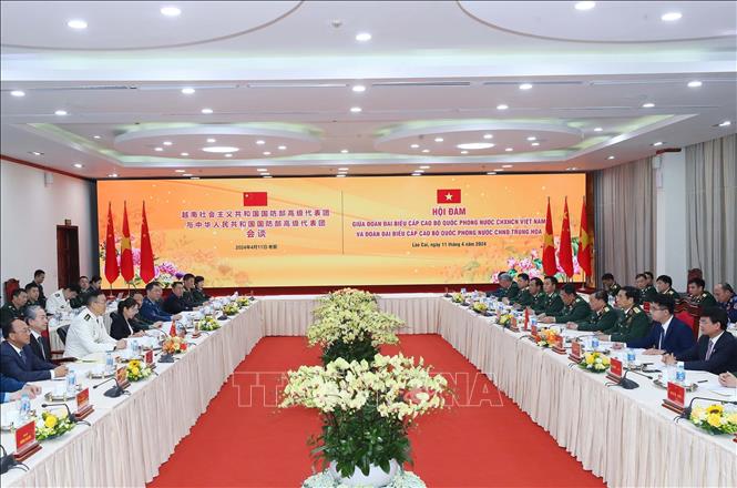 Bộ trưởng Quốc phòng Phan Văn Giang và Bộ trưởng Quốc phòng Trung Quốc Đổng Quân hội đàm. Ảnh: Trọng Đức - TTXVN