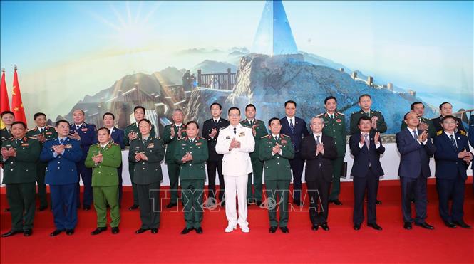 Bộ trưởng Quốc phòng Phan Văn Giang và Bộ trưởng Quốc phòng Trung Quốc Đổng Quân cùng quan chức quốc phòng hai nước trước khi hội đàm. Ảnh: Trọng Đức - TTXVN