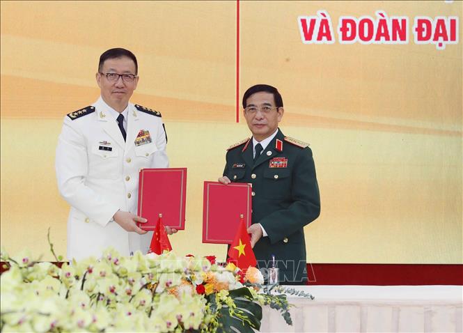 Bộ trưởng Quốc phòng hai nước ký Bản ghi nhớ về thiết lập đường dây nóng giữa Quân chủng Hải quân (Bộ Quốc phòng Việt Nam) và Chiến khu miền Nam (Quân Giải phóng nhân dân Trung Quốc). Ảnh: Trọng Đức - TTXVN