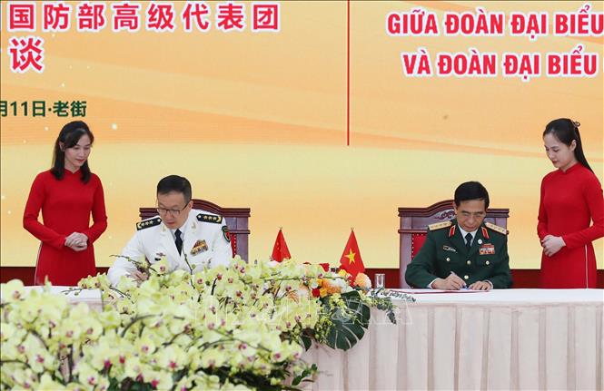 Bộ trưởng Quốc phòng hai nước ký Bản ghi nhớ về thiết lập đường dây nóng giữa Quân chủng Hải quân (Bộ Quốc phòng Việt Nam) và Chiến khu miền Nam (Quân Giải phóng nhân dân Trung Quốc). Ảnh: Trọng Đức - TTXVN