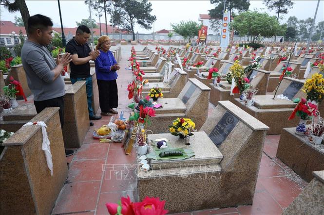 Gia đình đến thắp hương Thanh minh bên phần mộ Liệt sỹ Đàm Khắc Thêm tại Nghĩa trang Liệt sỹ thành phố Lạng Sơn ngày 11/4/2024 (tức 3/3 Âm lịch). Ảnh: Anh Tuấn – TTXVN