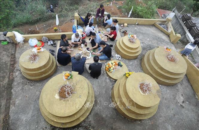 Mọi người tụ họp nghe người lớn tuổi trong họ kể về những người đã khuất, nhắc nhở nhau hướng về nguồn cội. Ảnh: Anh Tuấn – TTXVN