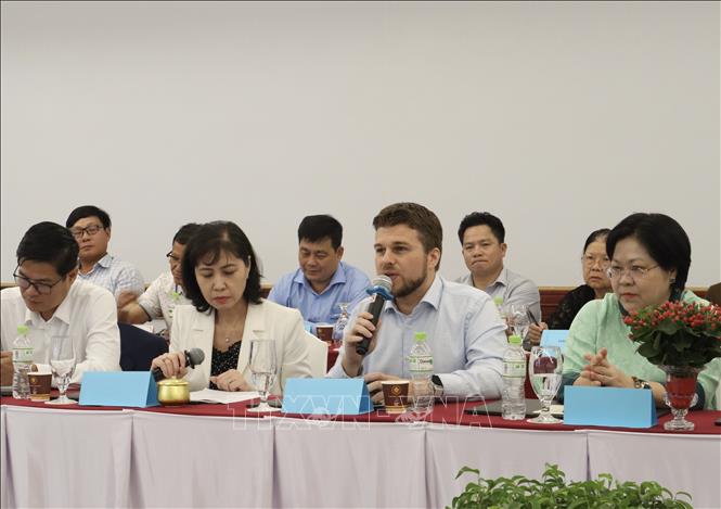 Ông Edward Olivier Helmond, Đại diện Công ty Neumann Gruppe Việt Nam nêu vấn đề tại hội nghị. Ảnh: Xuân Anh - TTXVN