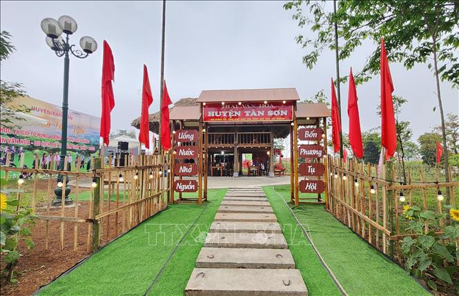 Trại văn hoá huyện Tân Sơn có “Không gian văn hoá Mường” trưng bày các đồ dùng, dụng cụ, sản vật… đặc trưng của dân tộc Mường. Ảnh: Tạ Toàn – TTXVN