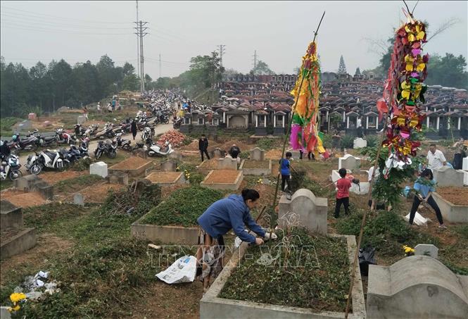 Một góc nghĩa trang Đon Tuấn (thành phố Bắc Kạn, tỉnh Bắc Kạn) đông người dân đến thanh minh trong ngày 11/4 (tức mùng 3/3 âm lịch). Ảnh: Nguyễn Công Hải – TTXVN