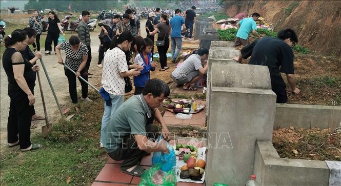 Một góc nghĩa trang Đon Tuấn (thành phố Bắc Kạn, tỉnh Bắc Kạn) trong ngày Tết Thanh minh. Ảnh: Nguyễn Công Hải – TTXVN