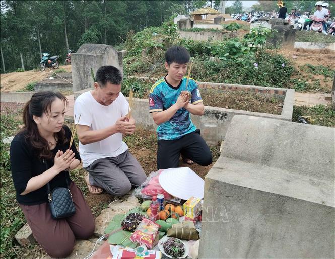 Ông Hoàng Quốc Lý, 64 tuổi (áo trắng, phường Minh Khai, thành phố Bắc Kạn) cho biết, quê gốc ở tỉnh Thái Bình, theo các cụ lên Bắc Kạn từ năm 3 tuổi, lấy vợ người Tày và cũng theo phong tục Tết Thanh minh của người Tày. Ảnh: Nguyễn Công Hải – TTXVN