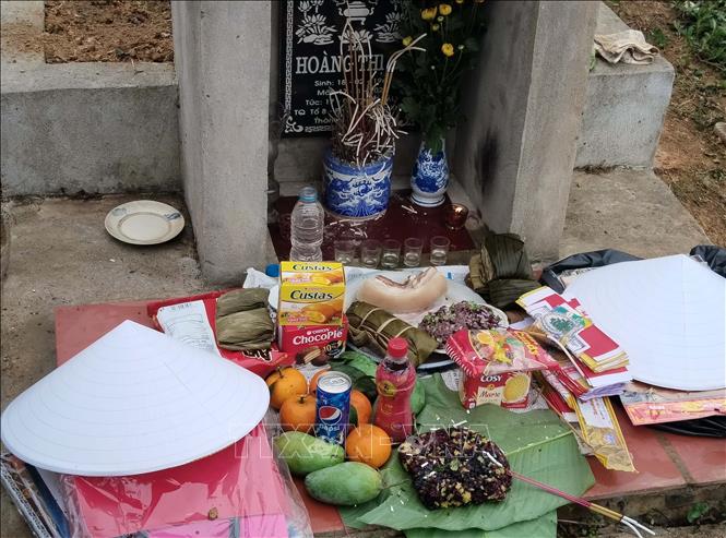 Mâm lễ cúng trong Tết Thanh minh của người Tày có nhiều món đặc trưng như xôi ngũ sắc, bánh trứng kiến, bánh gio, bánh củ chuối, bánh lá gai, bánh lá ngải. Ảnh: Nguyễn Công Hải – TTXVN