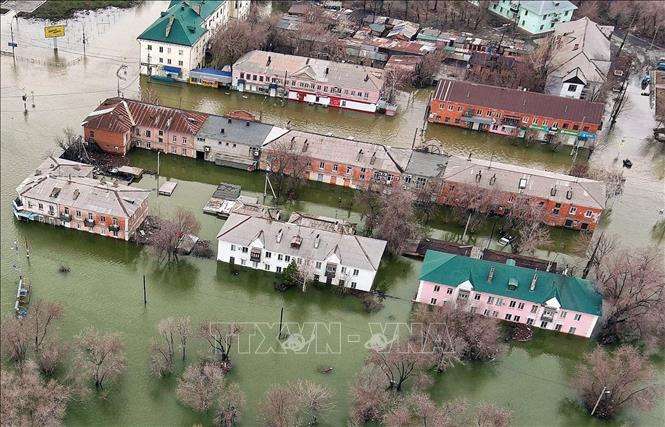 Cảnh ngập lụt tại thành phố Orsk, vùng Orenburg, Nga, ngày 8/4/2024. Ảnh: AFP/TTXVN
