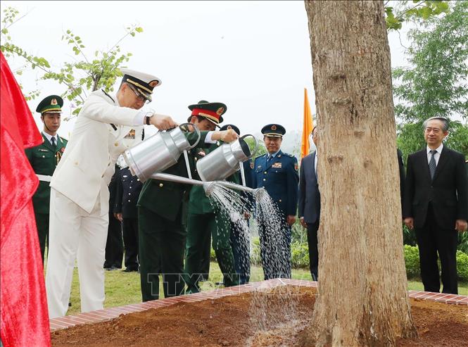 Minister of National Defence General Phan Van Giang and his Chinese counterpart Senior Lieutenant General Dong Jun plant a friendship tree at the Lao Cai International Border Gate. VNA Photo: Trọng Đức