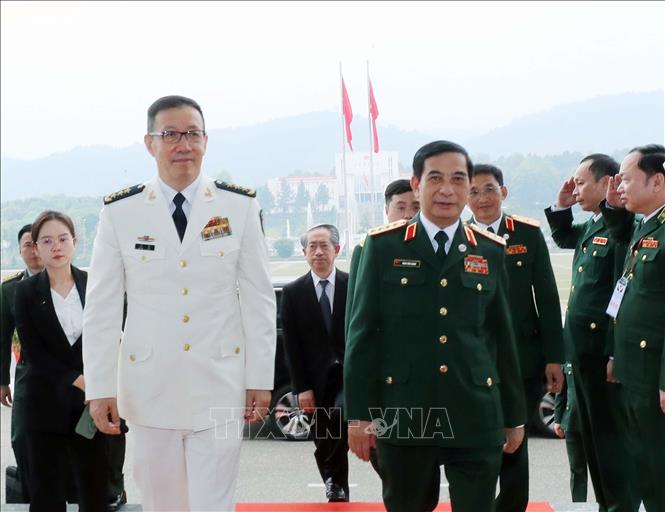 Minister of National Defence General Phan Van Giang welcomes Chinese Minister of National Defence Senior Lieutenant General Dong Jun. VNA Photo: Trọng Đức 