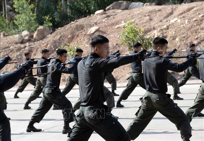Những bài huấn luyện thể lực hàng ngày được áp dụng cho tất cả chiến sĩ. Ảnh: Phạm Kiên - TTXVN