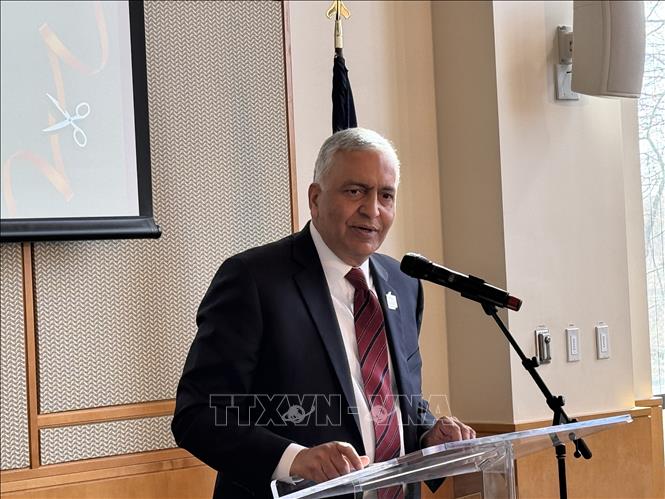Hiệu trưởng trường Costello Business, GMU Dean Ajay Vinzé phát biểu tại buổi khai mạc Triển lãm. Ảnh: Kiều Trang, PV TTXVN tại Washington D.C, Mỹ