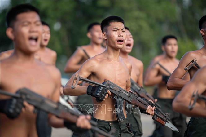 Chương trình huấn luyện của các chiến sĩ CSCĐ chống khủng bố luôn dày đặc từ 5h sáng đến 9h tối. Từ rèn luyện thể lực cho đến kỹ năng võ thuật, sử dụng vũ khí… đều đòi hỏi 100% cán bộ chiến sĩ phải nỗ lực hết mình. Ảnh: Phạm Kiên - TTXVN
