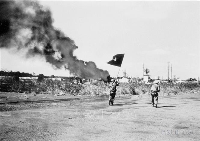 Quân giải phóng tiến vào đánh chiếm sân bay Hòa Bình ở thị xã Buôn Ma Thuột. Ảnh: TTXVN