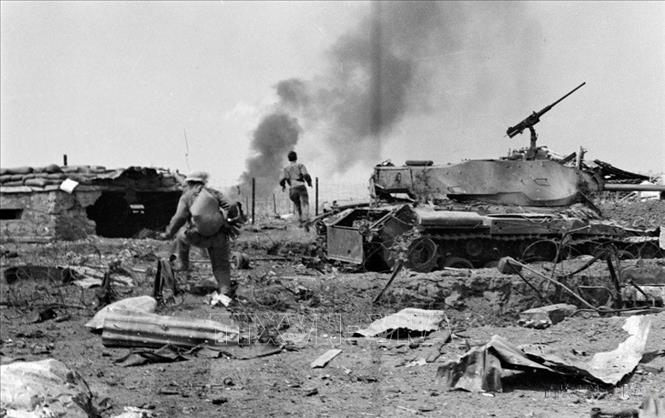 Nhiều phương tiện chiến tranh của địch ở Chi khu kiên cố Đức Lập rơi vào tay quân giải phóng trong Chiến dịch Tây Nguyên. Ảnh: Tư liệu TTXVN