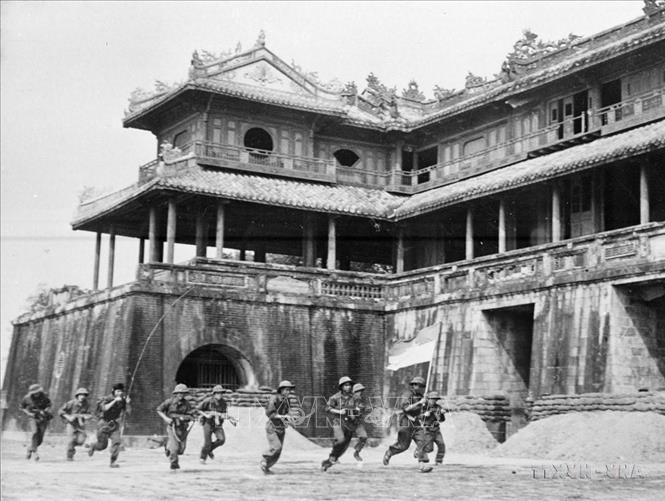 Quân giải phóng tiến vào cửa Ngọ Môn (Huế), sáng 26/3/1975. Ảnh: TTXVN