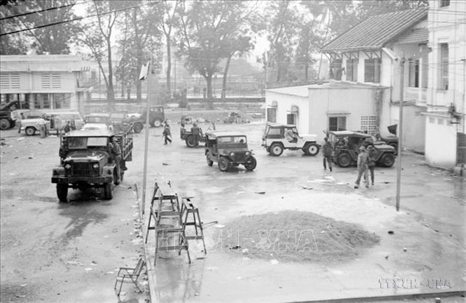 Quân giải phóng làm chủ các cơ quan của ngụy quyền trong thành phố Đà Nẵng. Ảnh: Quang Thành - TTXVN