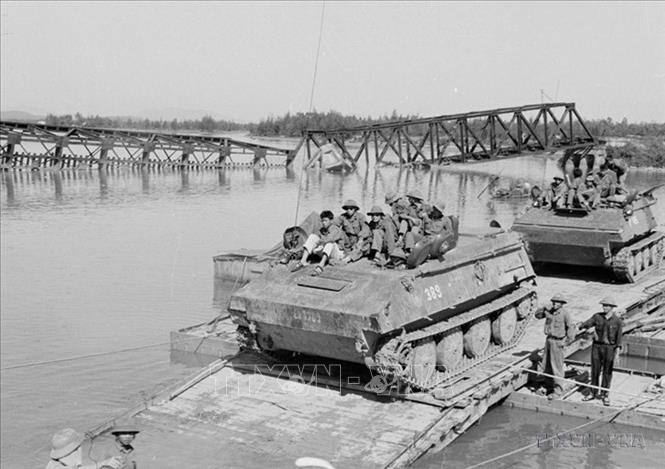 Lần lượt các ngày 26/3 và 29/3, Huế và Đà Nẵng được giải phóng. Đến ngày 3/4, toàn bộ các tỉnh đồng bằng ven biển miền Trung được giải phóng. Trong ảnh: Xe thiết giáp quân giải phóng trên đường hành quân vào Quy Nhơn (Bình Định). Ảnh: Vũ Tạo - TTXVN