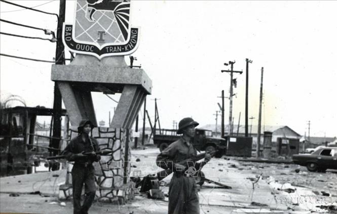 Quân giải phóng làm chủ Sở chỉ huy Quân đoàn I ngụy quân Sài Gòn ở Đà Nẵng. Ảnh: Tư liệu TTXVN